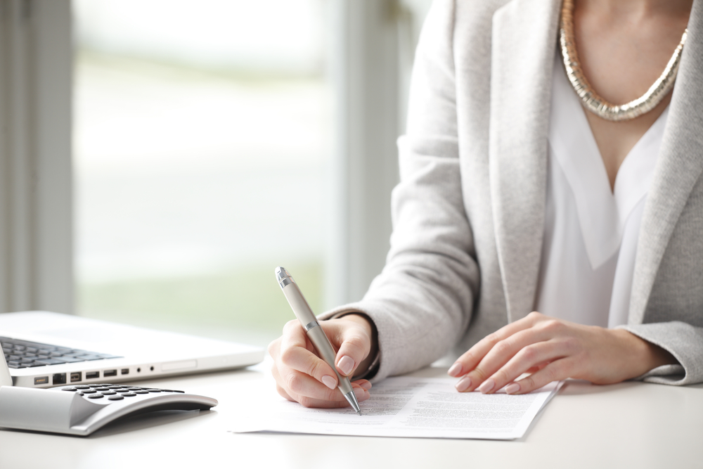 Close-up,Of,Businesswoman,Sitting,At,Desk,And,Fill,The,Form.