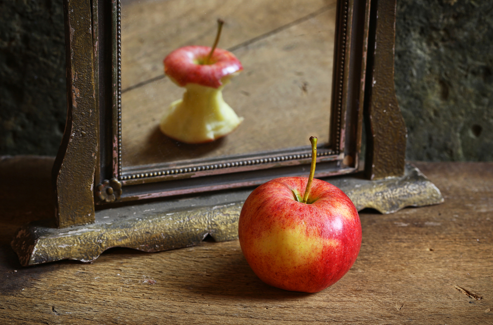 Apple,Reflecting,In,The,Mirror